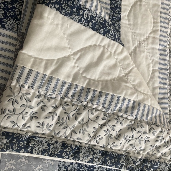 Floral Patchwork Quilt 84x84 - Picture 4 of 5